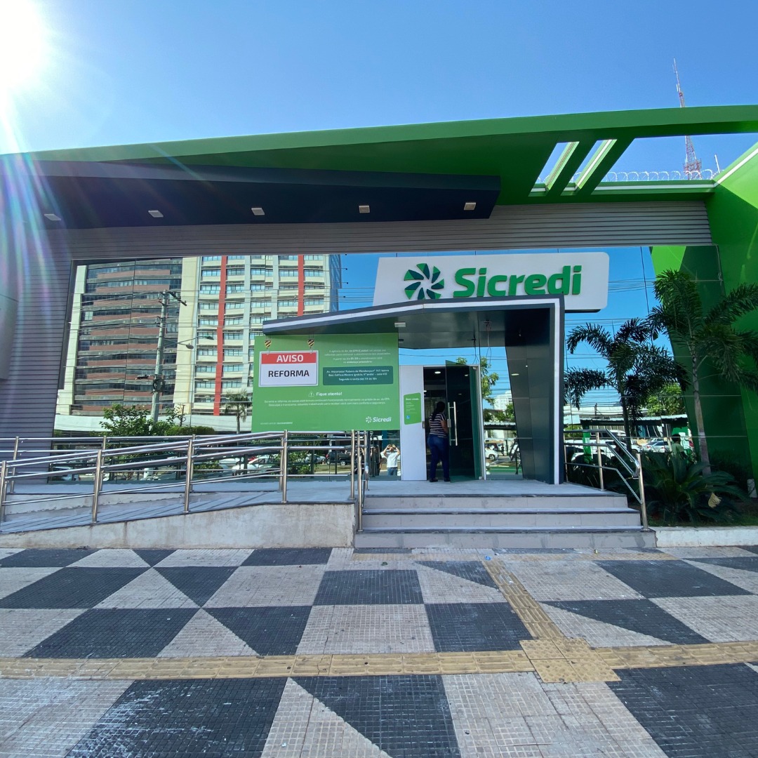 Fachada comercial em vidro em Cuiabá